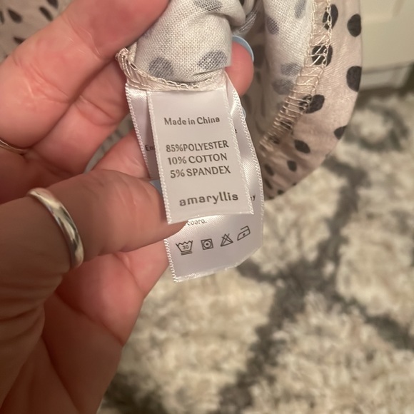 Medium Top, Ladies. No filter. Creamish/light light brown. Never worn. - Picture 5 of 6